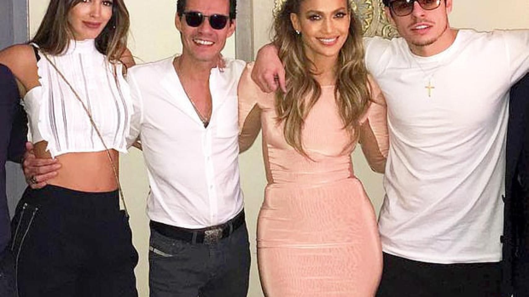 Marc Anthony y Jennifer Lopez posan con sus respectivas parejas.