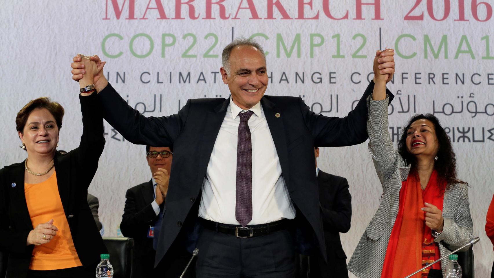 El ministro marroquí Salaheddine Mezouar escenifica una celebración en la COP22.