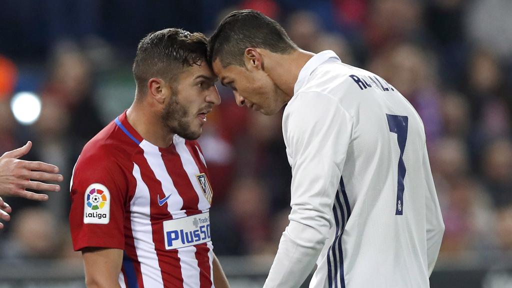 Cristiano Ronaldo y Koke se pican durante el derbi.