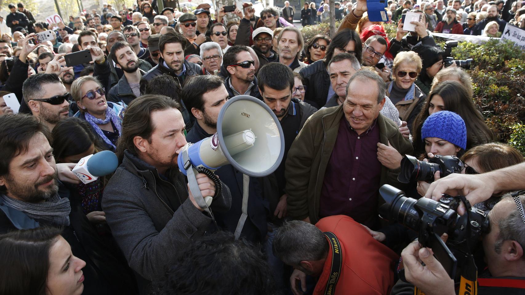 Pablo Iglesias en la concentración ante la sede de Gas Natural.