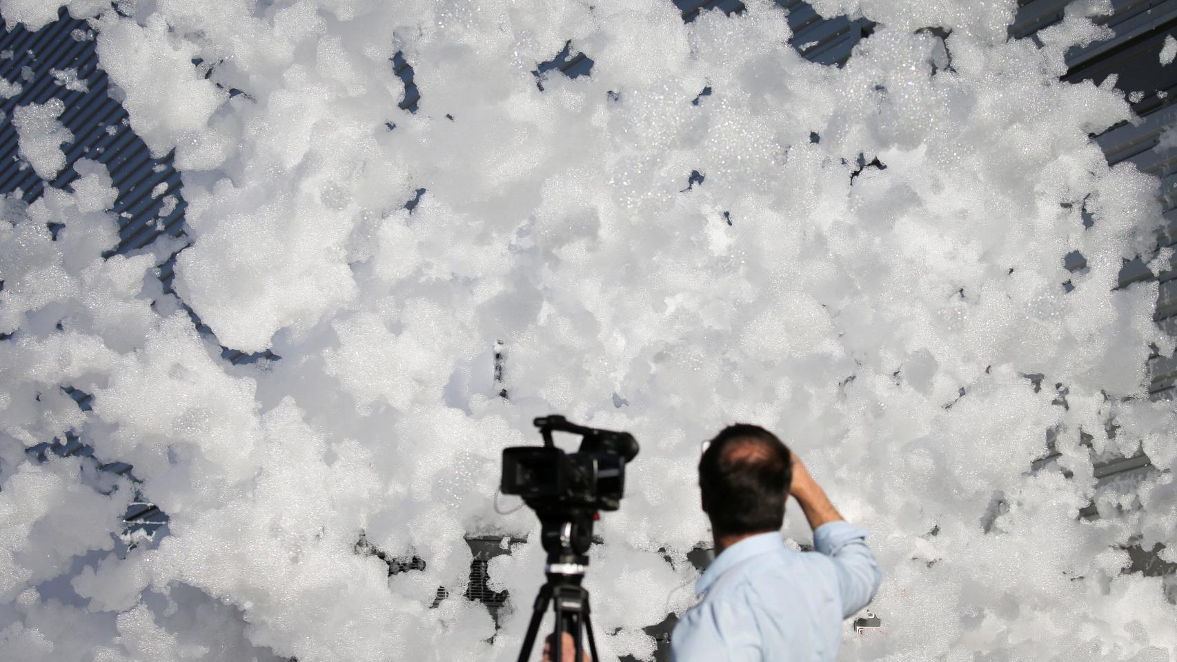 El mal funcionamiento de una alarma antiincendios ha provocado una llamativa explosión de espuma retardante de fuegos.
