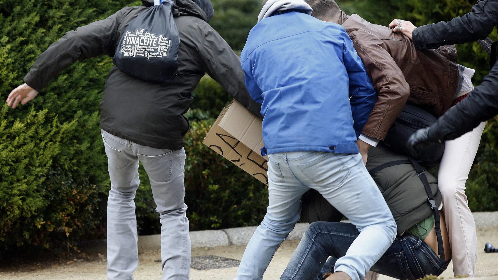 Varios ultras en el momento de la agresión al activista Lagarder.