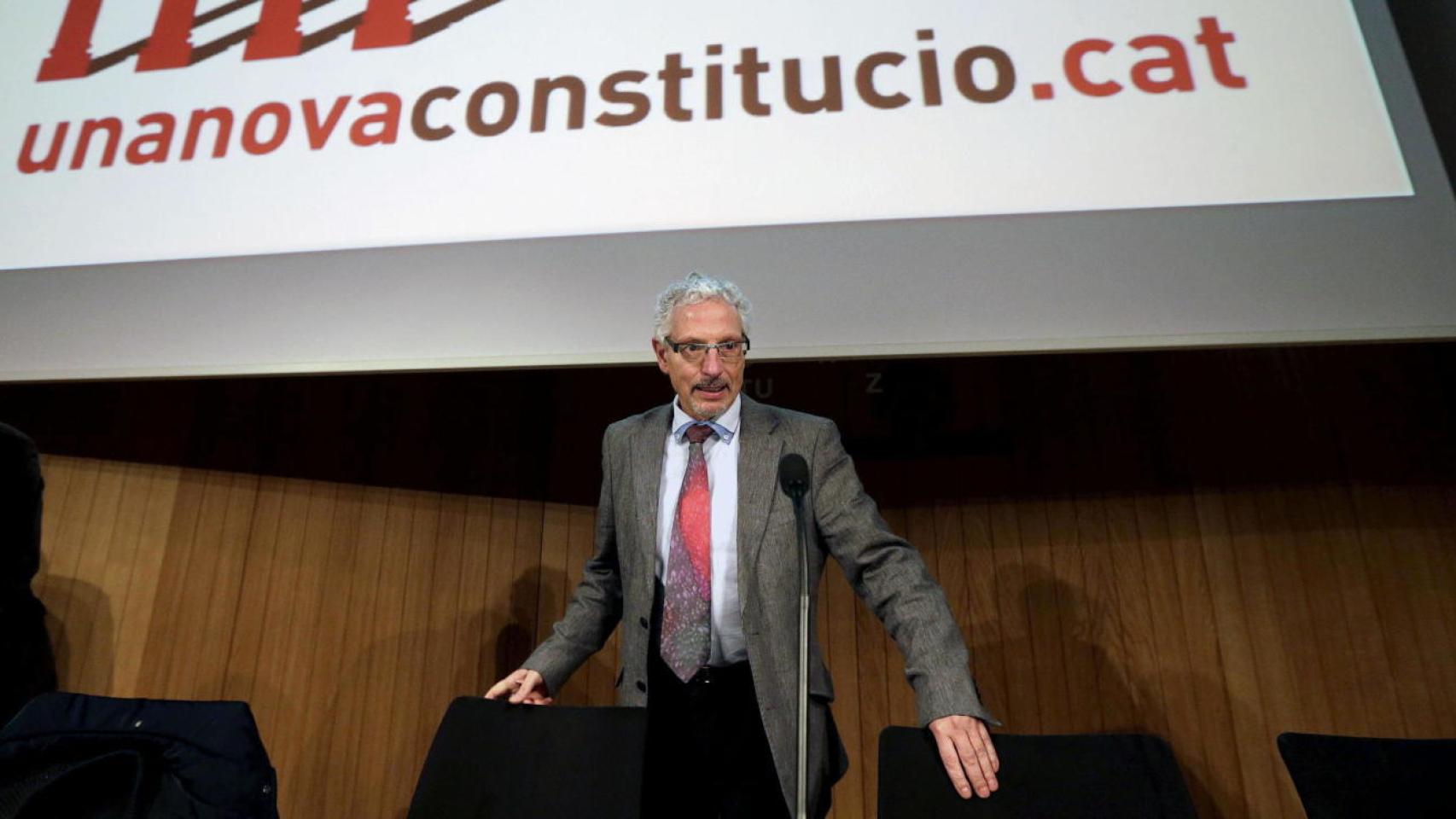 Santiago Vidal, en la rueda de prensa en que presentó la constitución catalana en 2015.