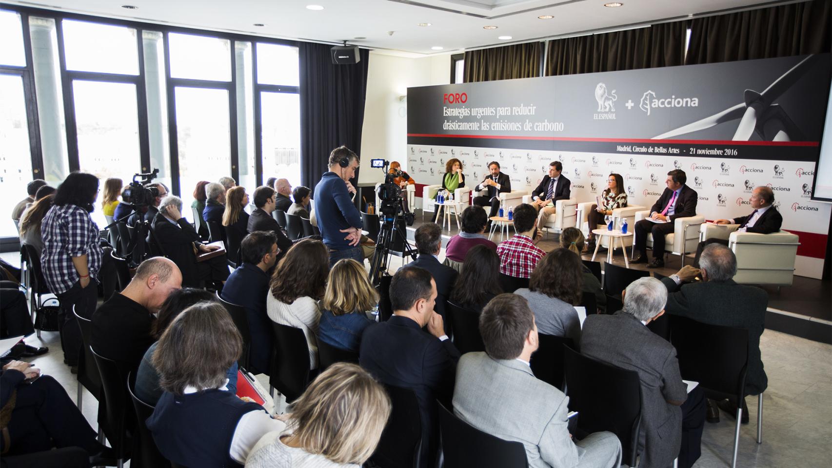 La periodista de SINC, Eva Rodríguez Nieto, fue la encargada de moderar el foro.