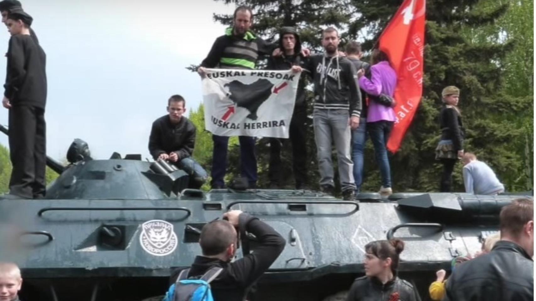 Otra foto de Adur Ramírez con sus amigos sobre un tanque.