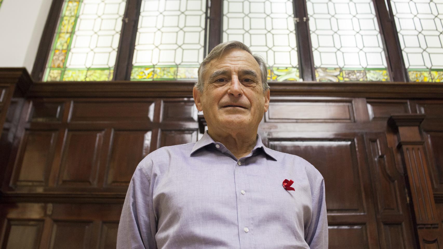 Douglas Richman durante la entrevista