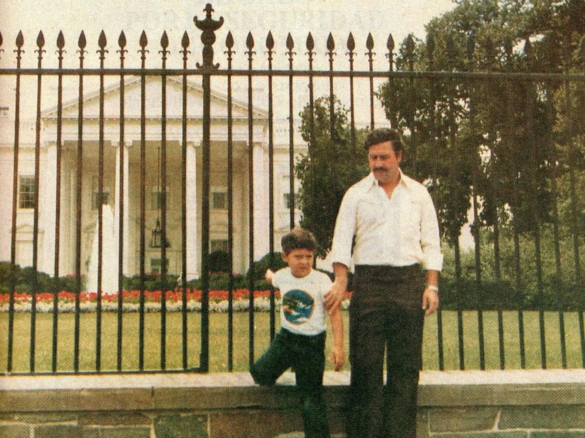 Santiago Marroquín de niño junto a su padre, Pablo Escobar, frente a la Casa Blanca.