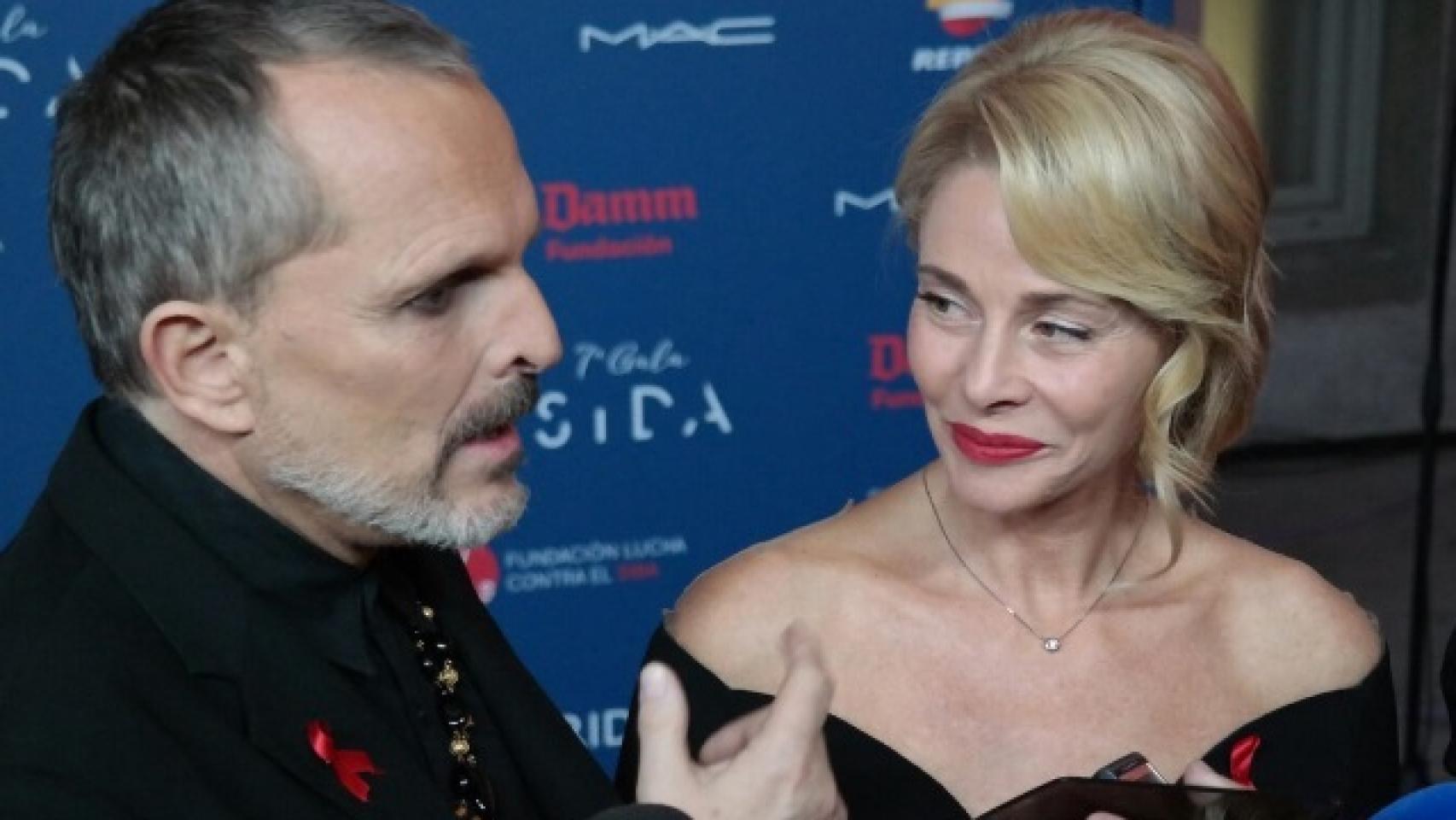 Miguel Bosé y Belén Rueda en la alfombra roja atendiendo a los medios.