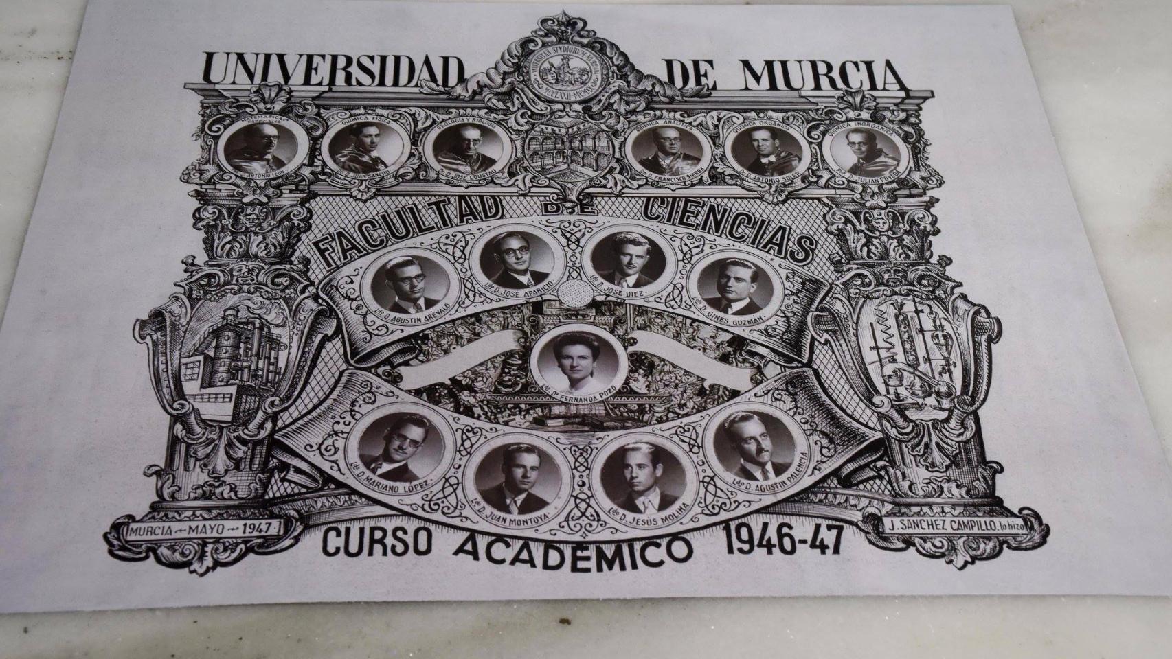 La orla que han entregado a Fernanda Pozo con sus compañeros de promoción.