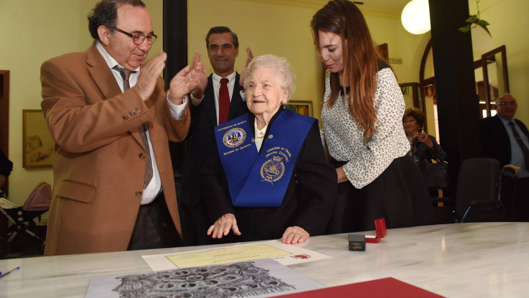 El rector José Orihuela, a la izquierda, junto a Fernanda y su nieta.