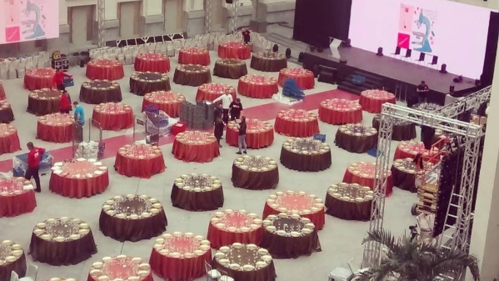 Los colores corporativos, el rojo y negro, vestían el ambiente de la cena.