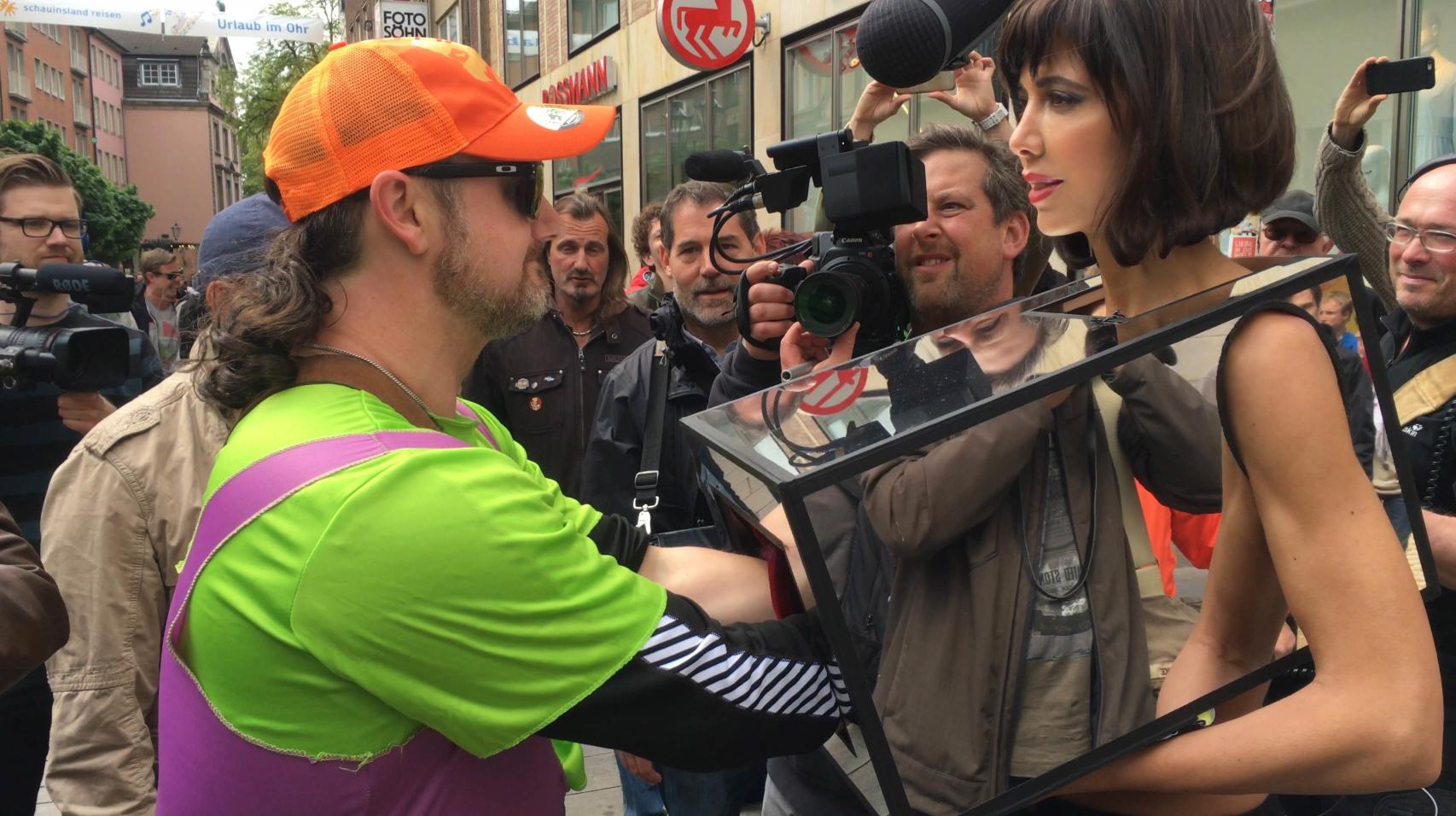 Un momento de la acción en plena calle.