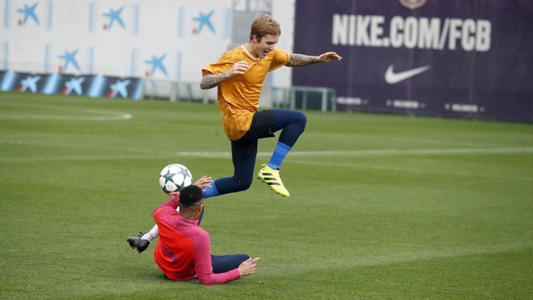 Neymar con su amigo Justin Bieber en el campo.