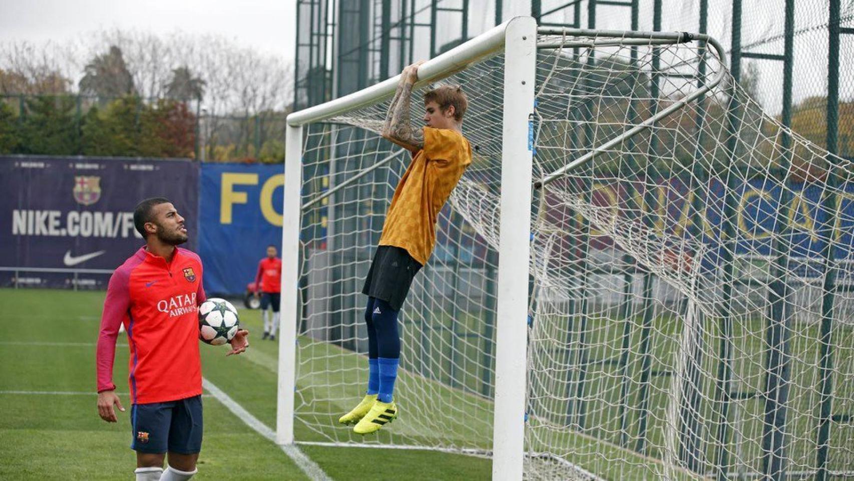 El intérprete haciendo dominadas en el larguero.