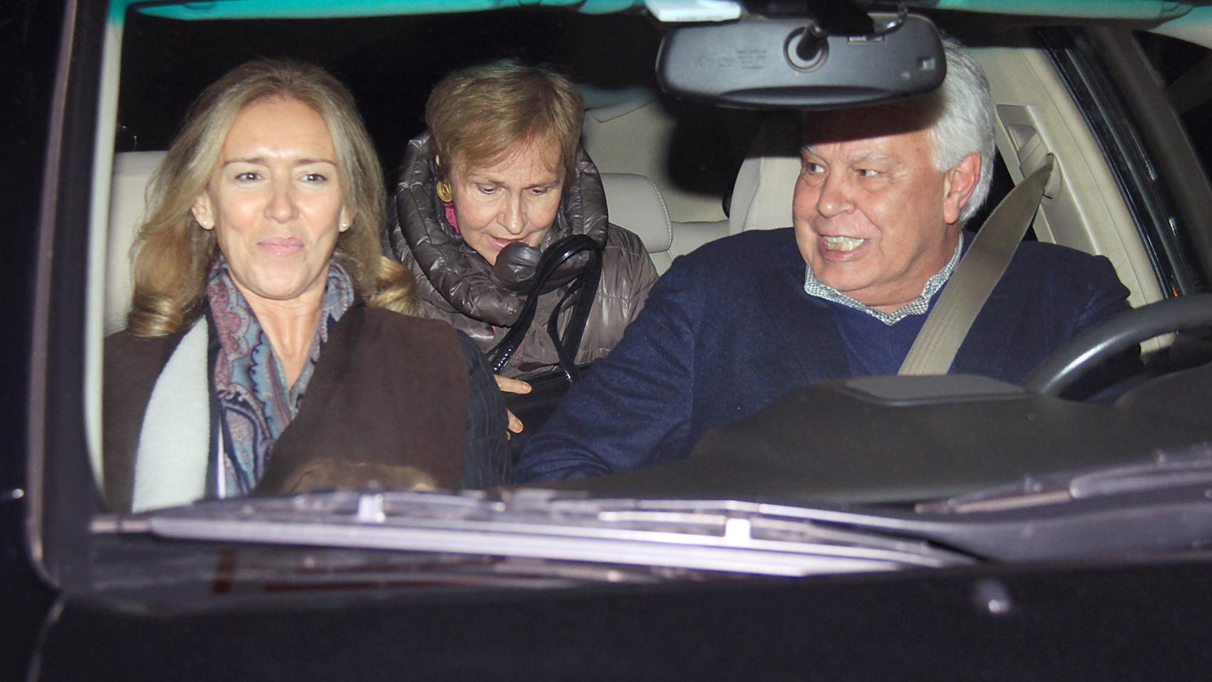 La pareja Mar García-Vaquero y Felipe González, en un coche