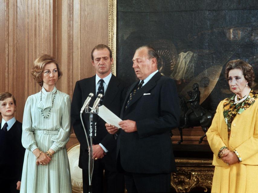 Momento de la renuncia de don Juan de Borbón. La condesa, con un diseño de Rappel.