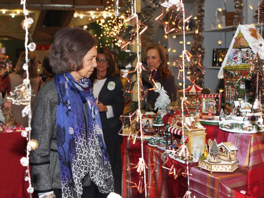 La monarca visitando los puestos.