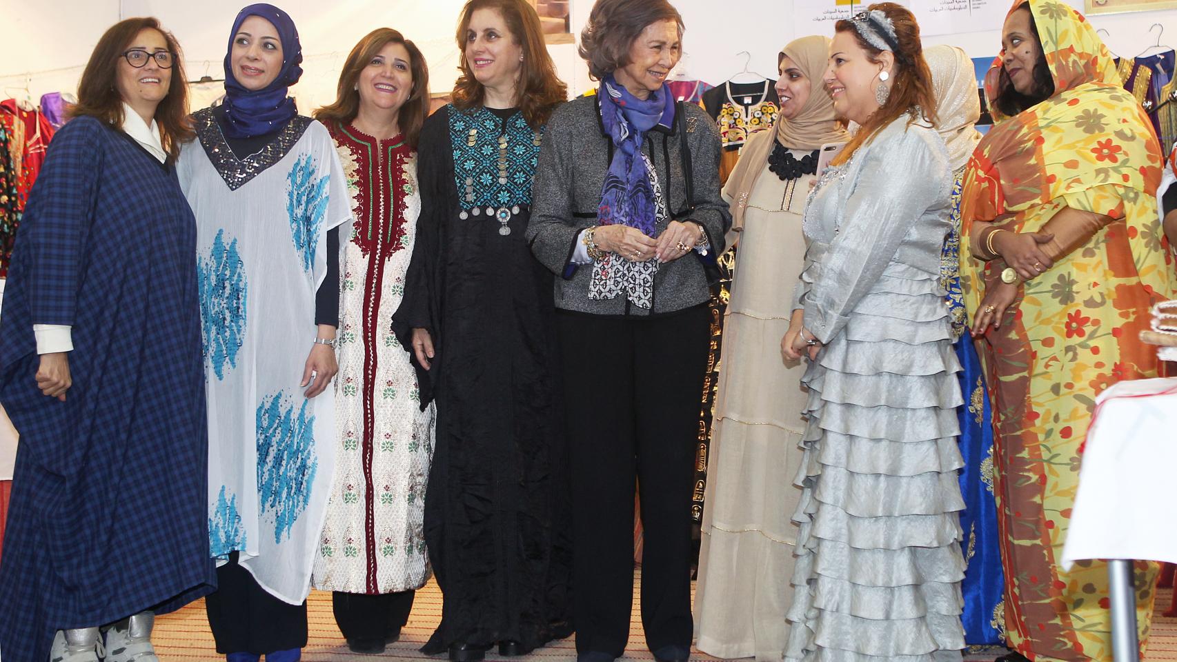 Con las voluntarias del rastrillo.