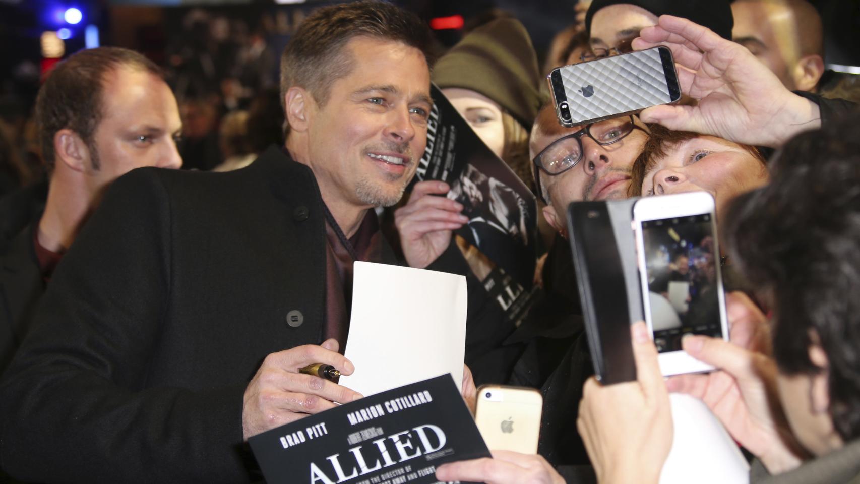 Brad Pitt posando junto a sus fans este lunes en Londres.