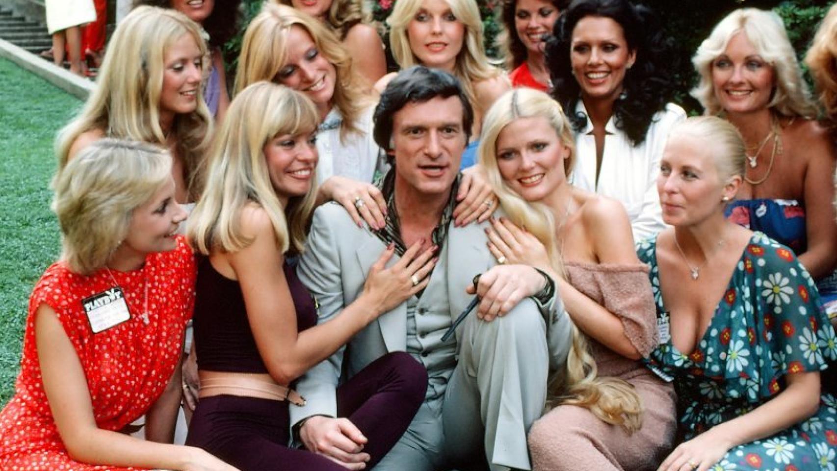Hugh Hefner con 'conejitas' de Playboy.
