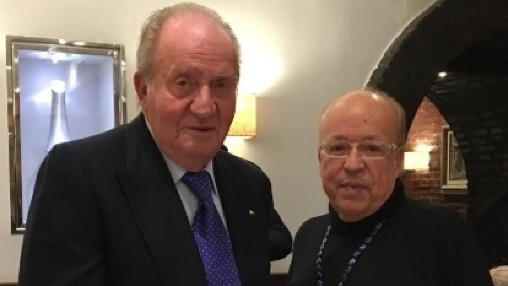 El rey emérito posa junto a Rappel, este domingo por la noche en Casa Lucio.