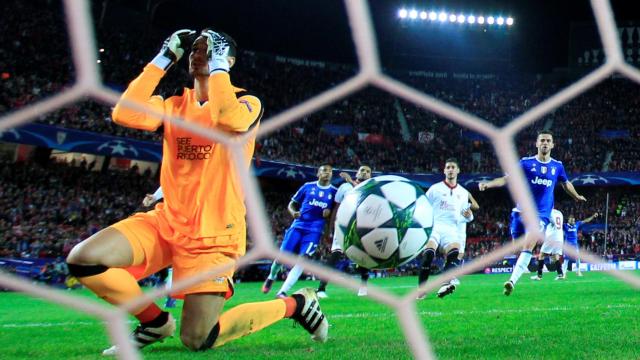 Sergio Rico se lamenta tras acariciar el penalti que lanzó Marchisio.