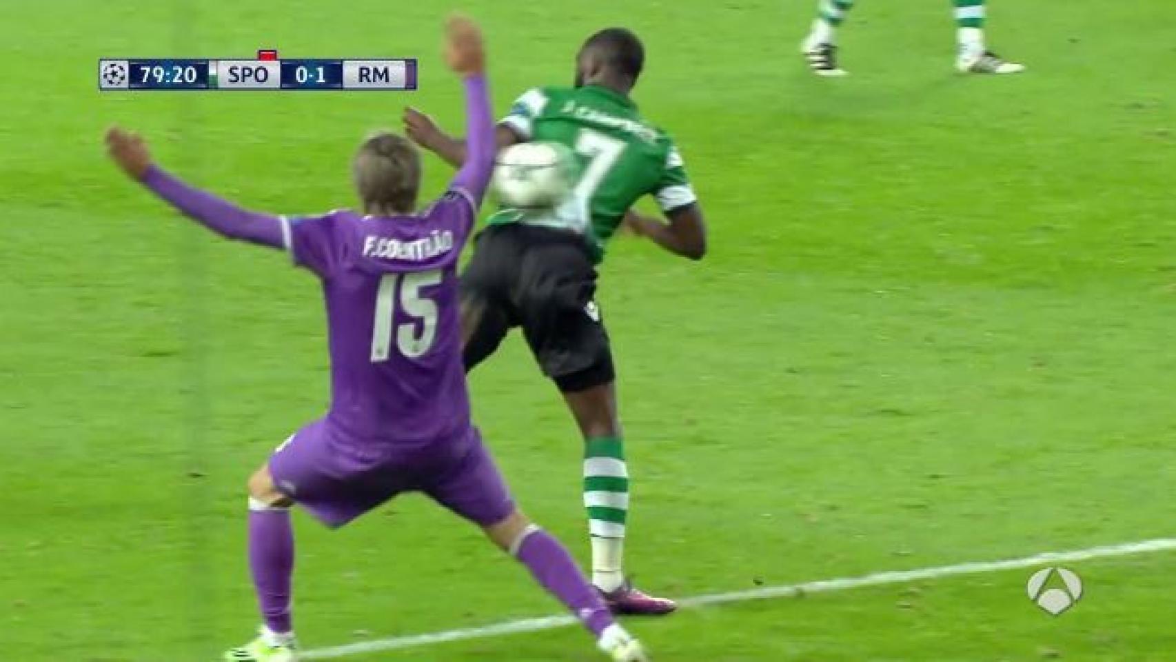 Coentrao comete penalti.