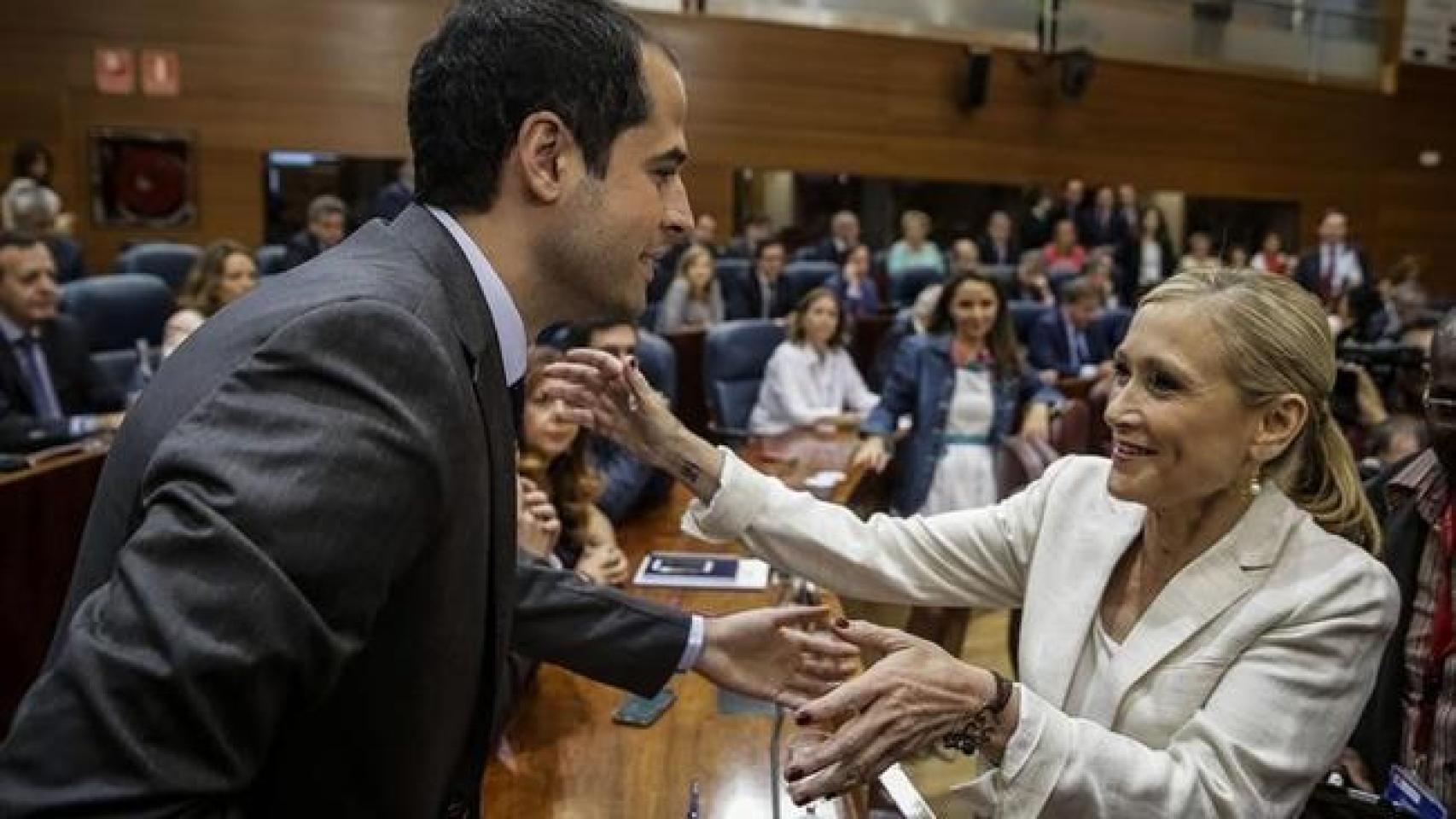 Cristina Cifuentes saluda al portavoz de C´s en la Asamblea, Ignacio Aguado.