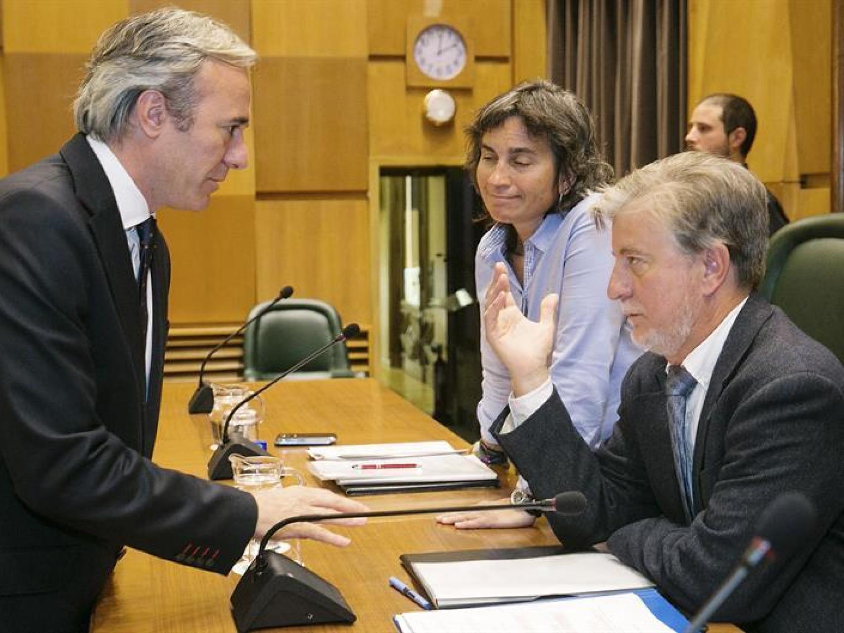 Pedro Santisteve, alcalde de Zaragoza, charla con Jorge Azcón, portavoz del PP.