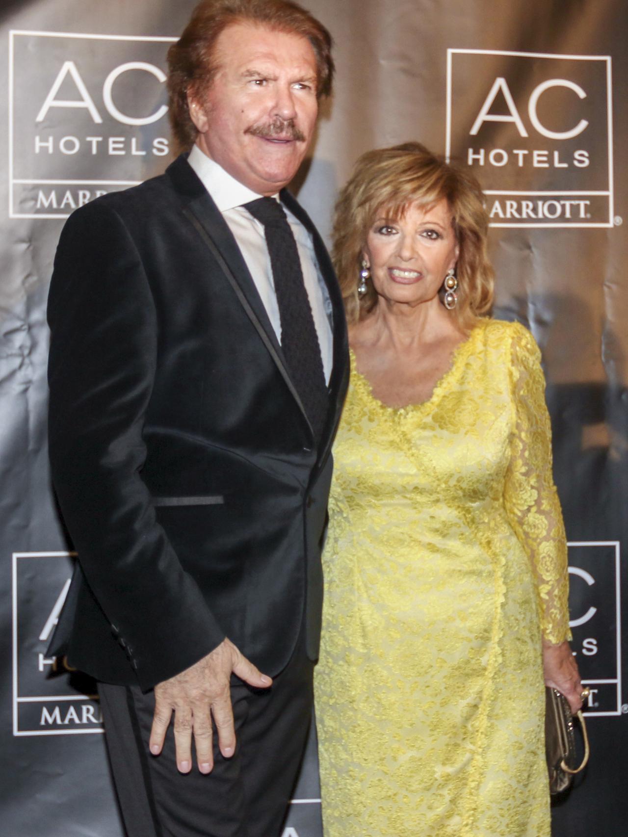 El chileno, con chaqueta de terciopelo negra, junto a María Teresa Campos.