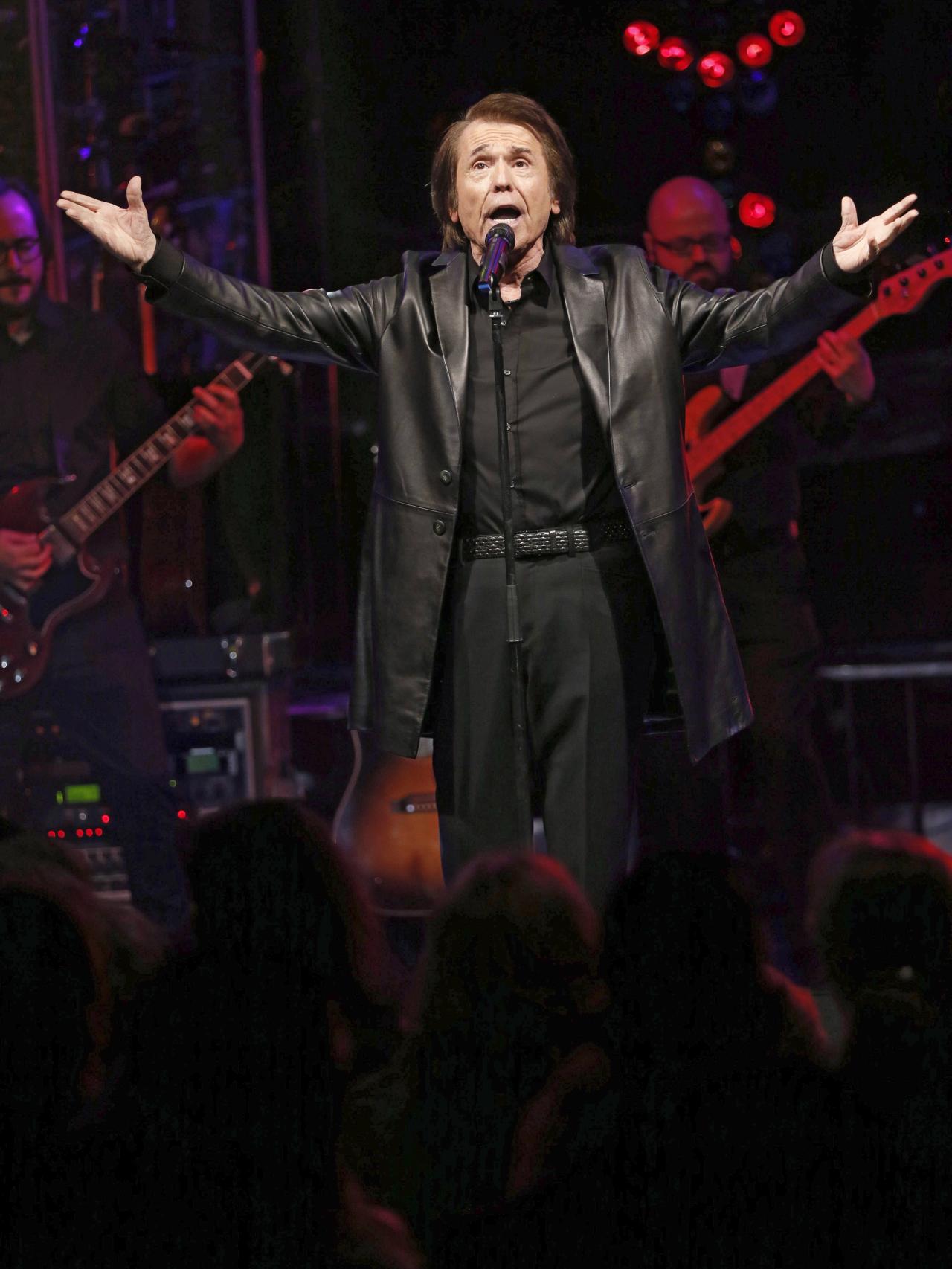 El cantante ha elegido un look rockero para su concierto presentación