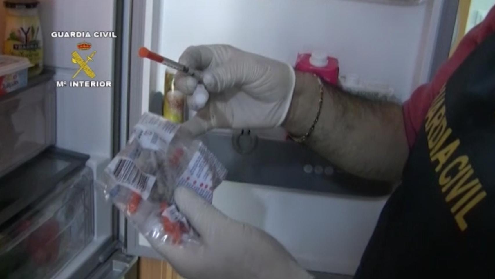 Un agente comprueba una sustancia.