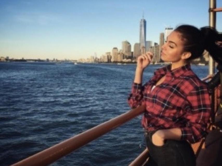 A la española le encanta viajar y conocer mundo.