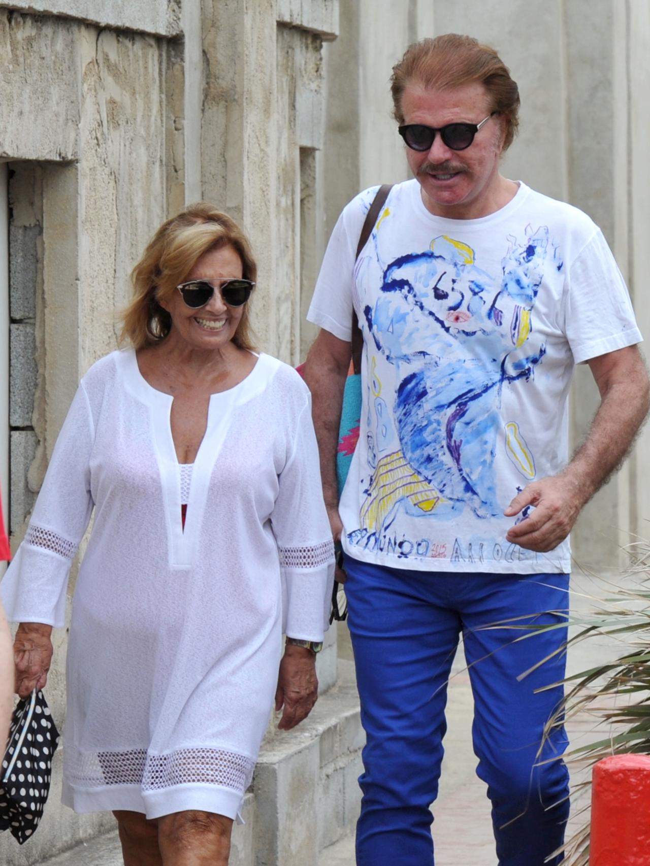 El novio de María Teresa Campos con una de las camisetas que él diseña.