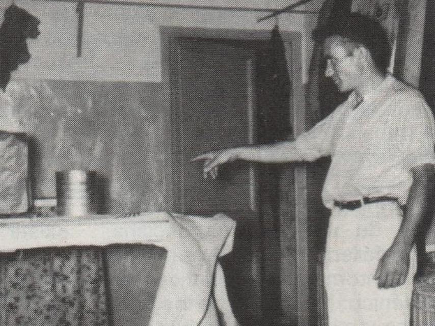 El dueño de la tintorería muestra el maletín que dejó Jarabo.