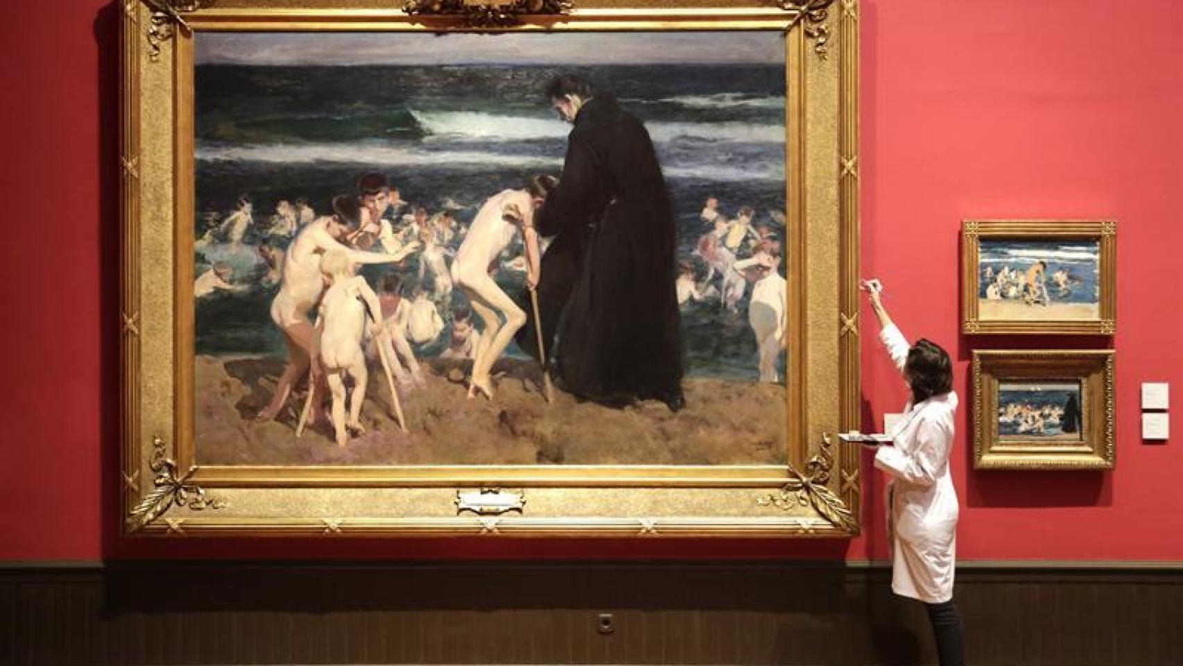 Uno de los trabajadores del Museo Sorolla ultima la presentación de Triste herencia.
