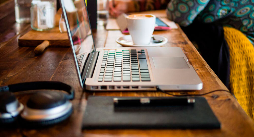 portatil-auriculares-escritorio