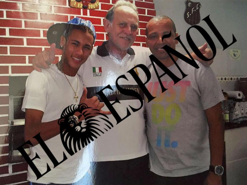 Neymar con Idi Sonda (en el medio), uno de los propietarios del grupo Sonda.