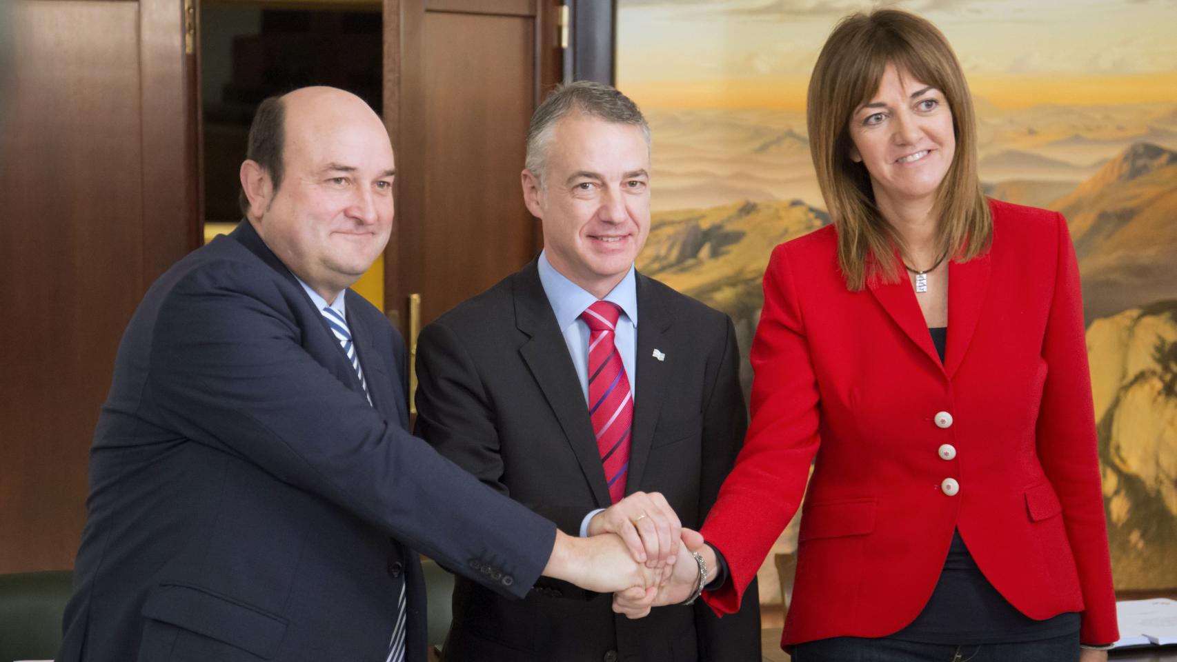 Andoni Otuzar (PNV), el lehendakari en funciones, Iñigo Urkullu, e Idoia Mendia (PSE-EE), se estrechan las manos tras el acuerdo