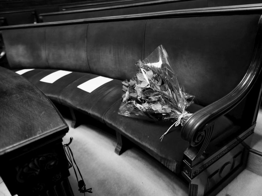 Ramo de rosas en la bancada del PP del Ayuntamiento de Valencia.