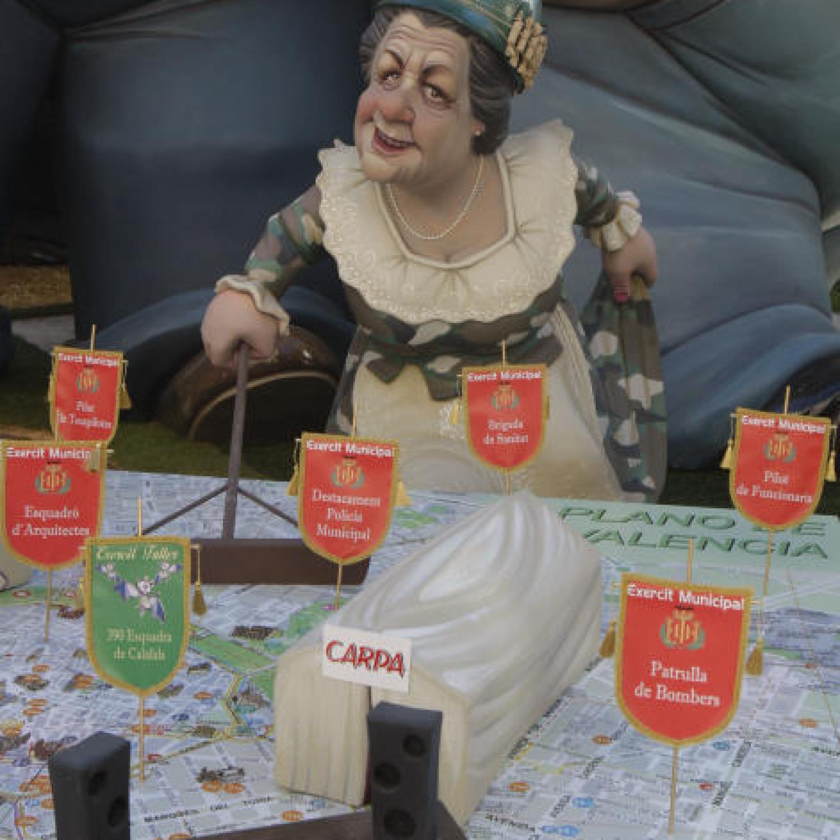 Rita Barberá manejaba Valencia en uno de sus ninots.