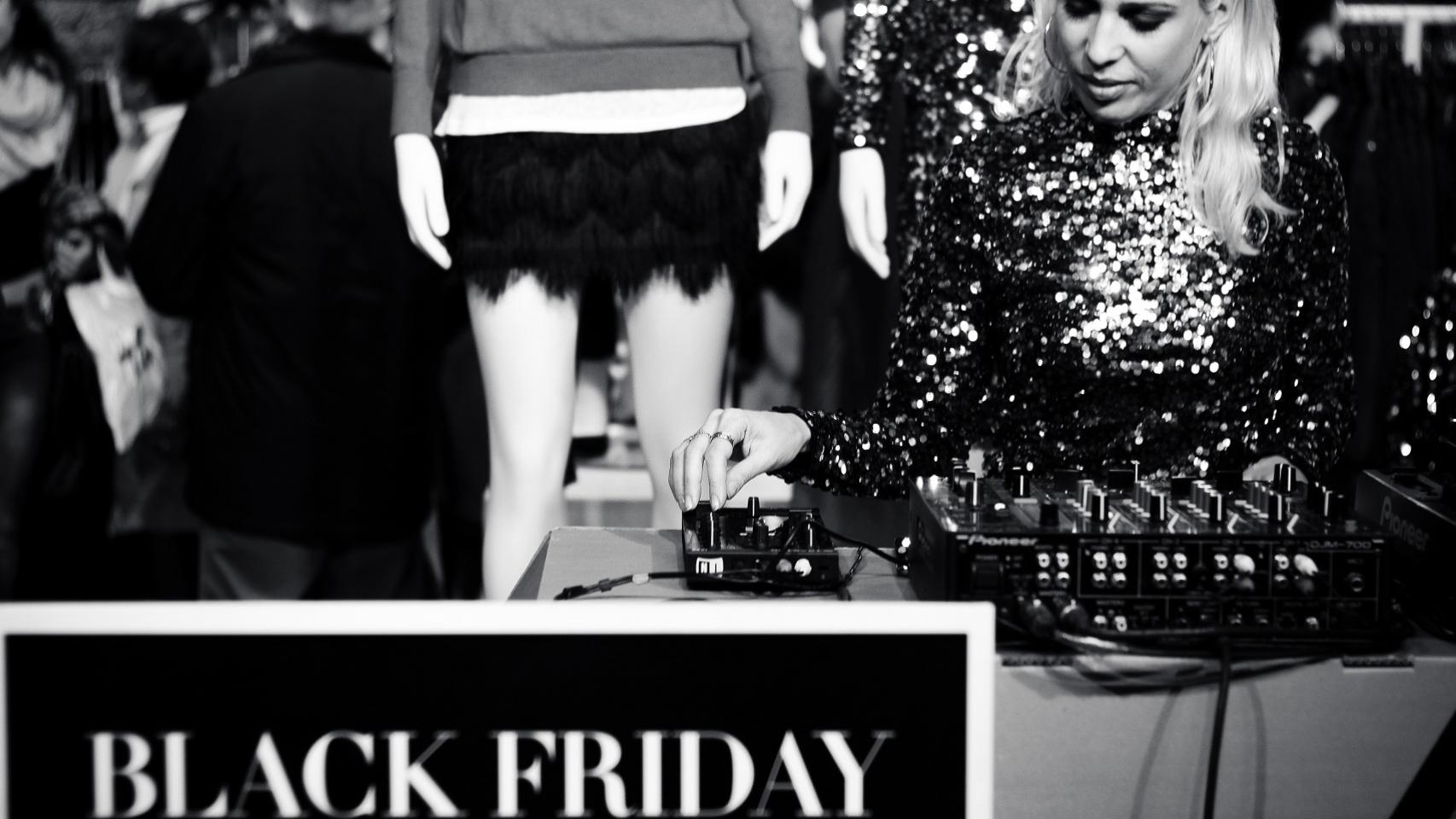 Una conocida tienda de ropa durante el Black Friday de 2015 en Madrid.