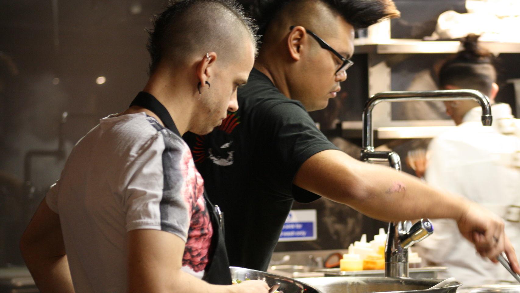 Dabiz  Muñoz elaborando el plato en su restaurante