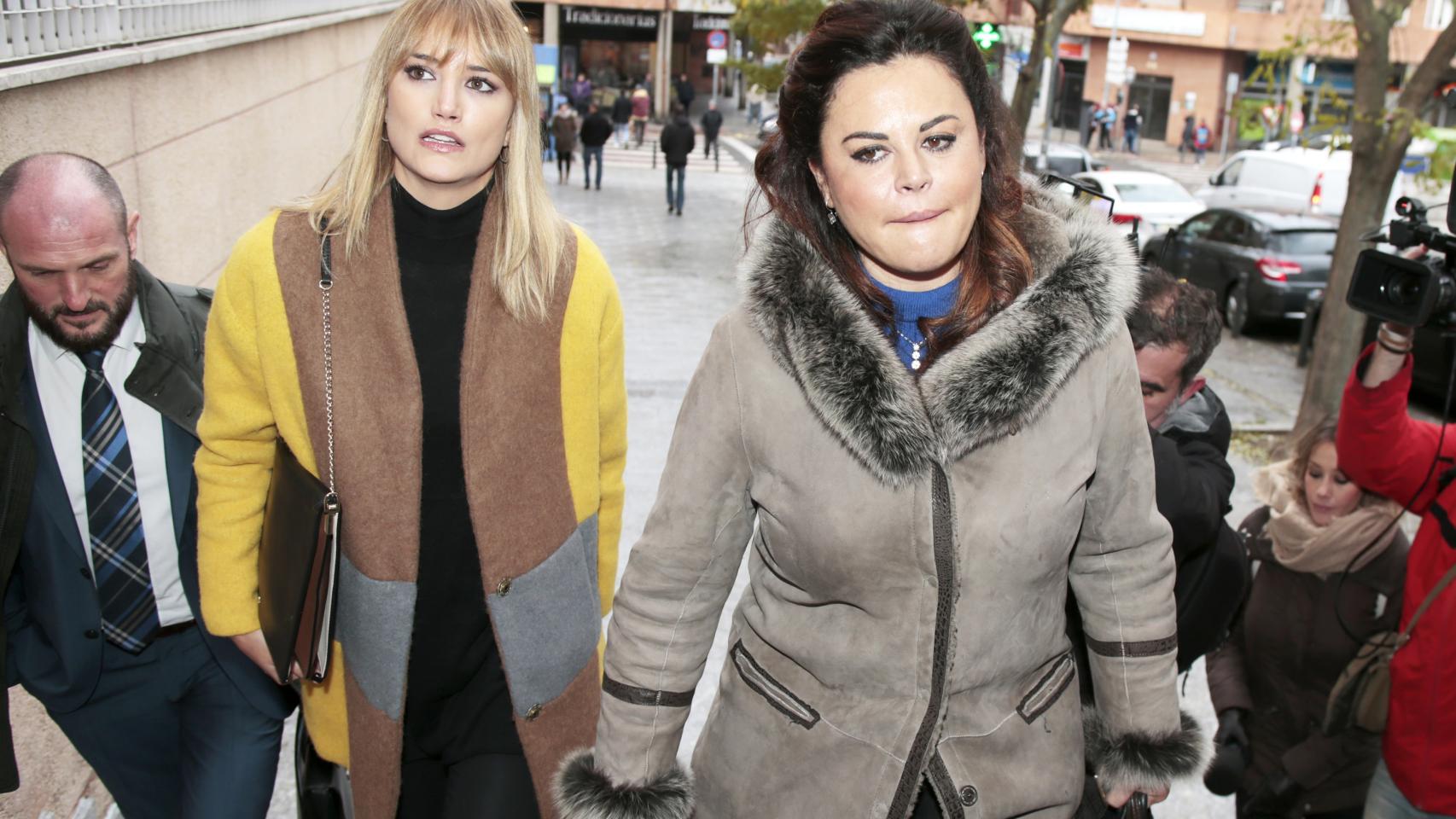 Alba Carrillo y su abogada, Teresa Bueyes, a su llegada a los juzgados.