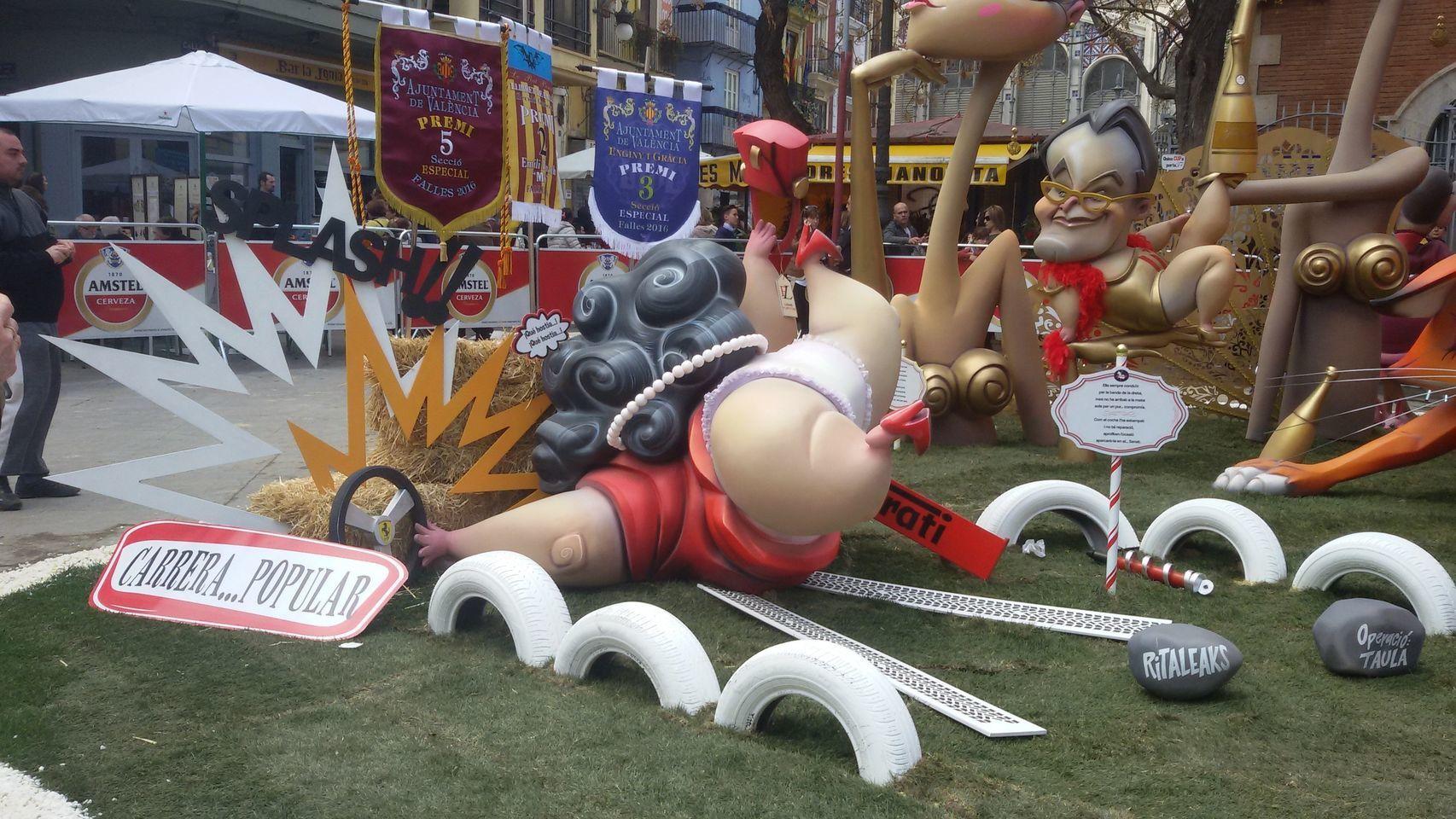 El ninot de la ex alcaldesa, en una imagen representativa del los últimos años de su carrera.