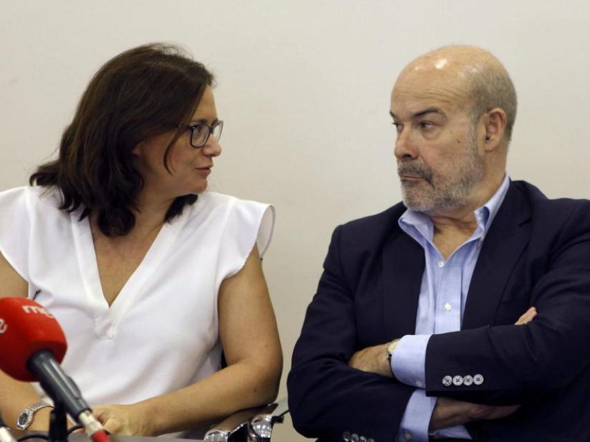 Lorena González, exdirectora del ICAA, junto a Antonio Resines.