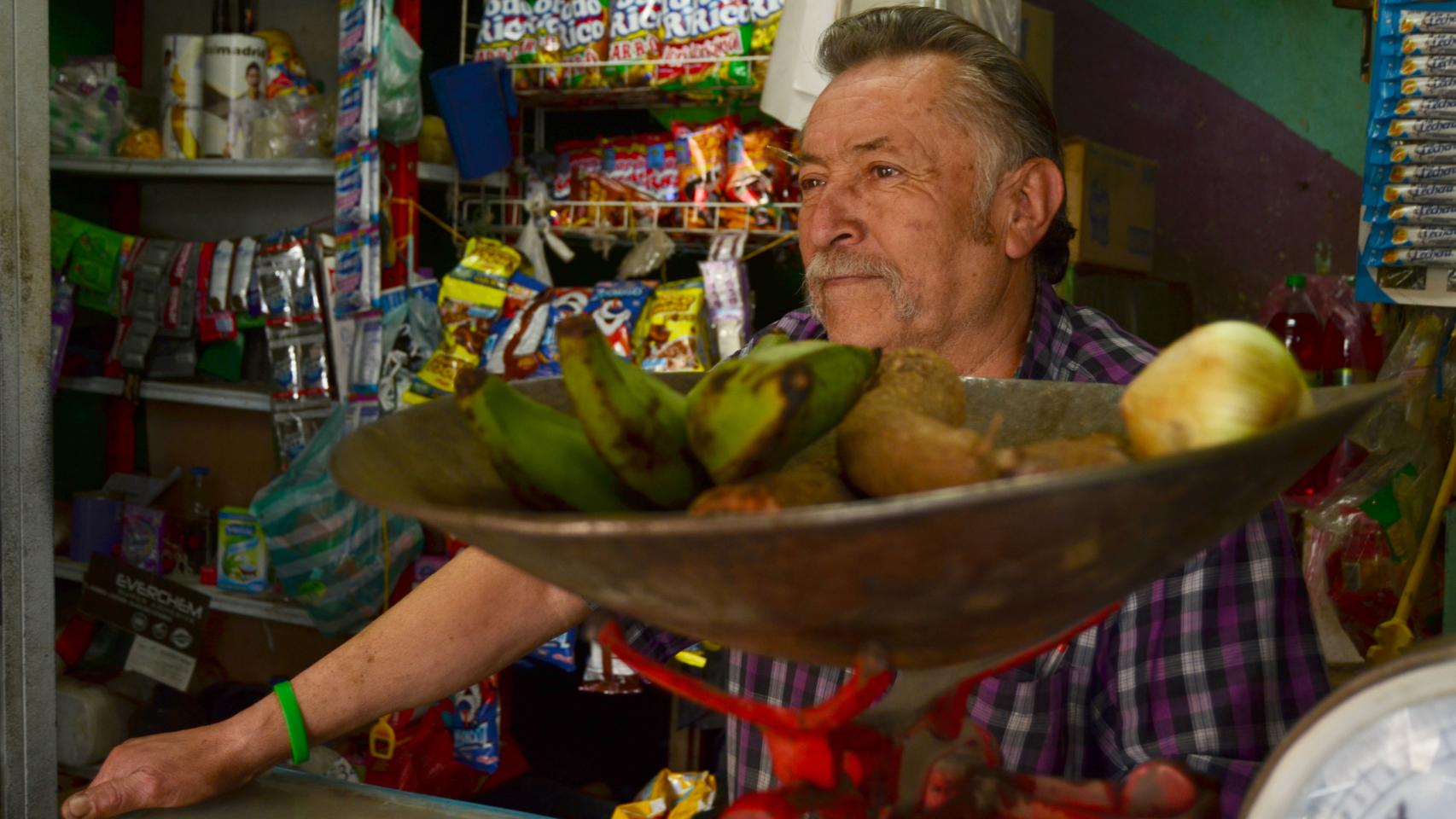 Vicente Amaya, cliente de Bancamía, en su minimercado de Soacha