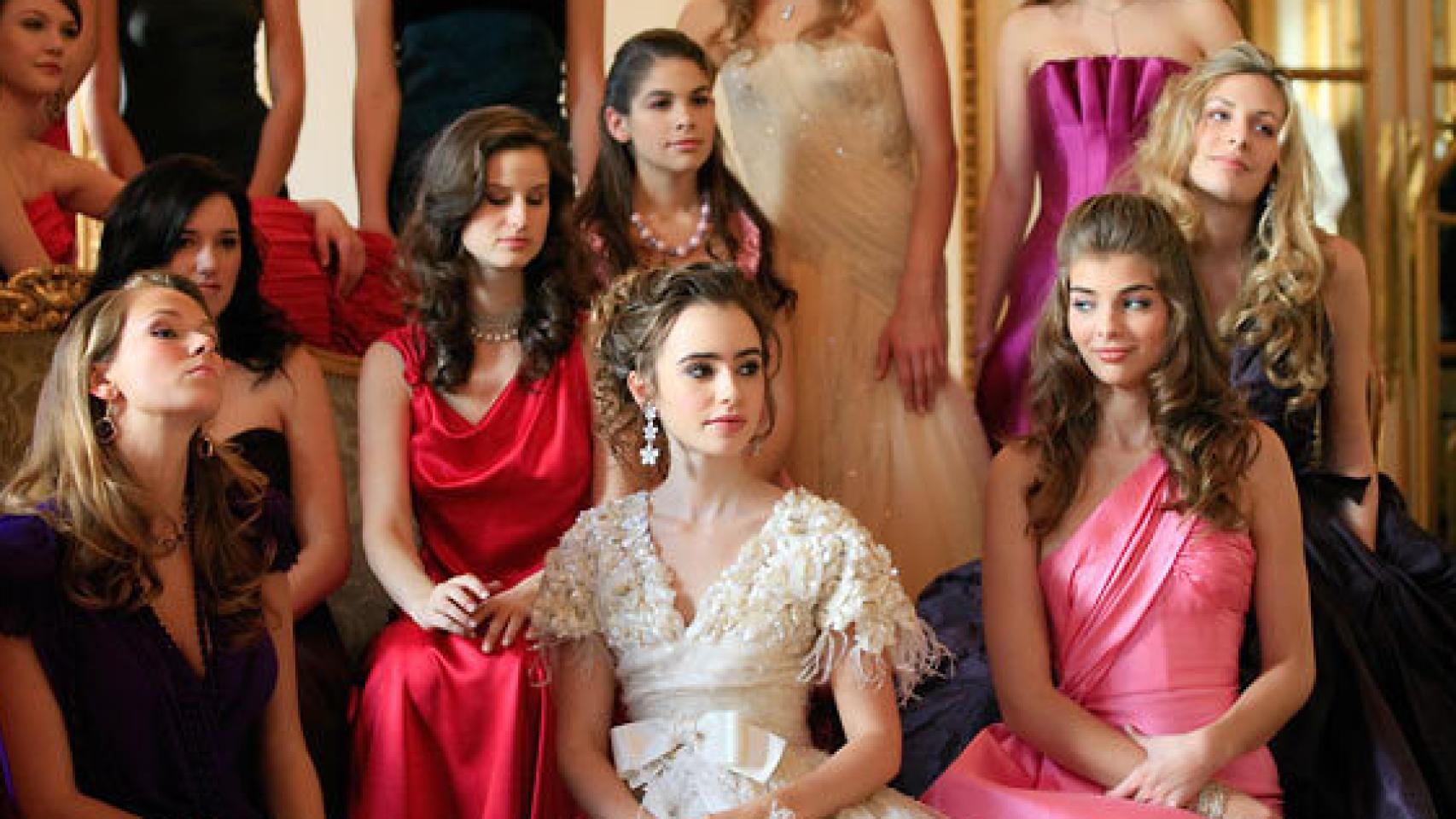 Cosima Ramírez, hija de Pedro J. Ramírez y Ágahta Ruiz de la Prada, en el centro con collar de perlas