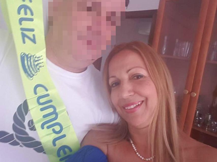 Nibia Cano junto a un amigo.