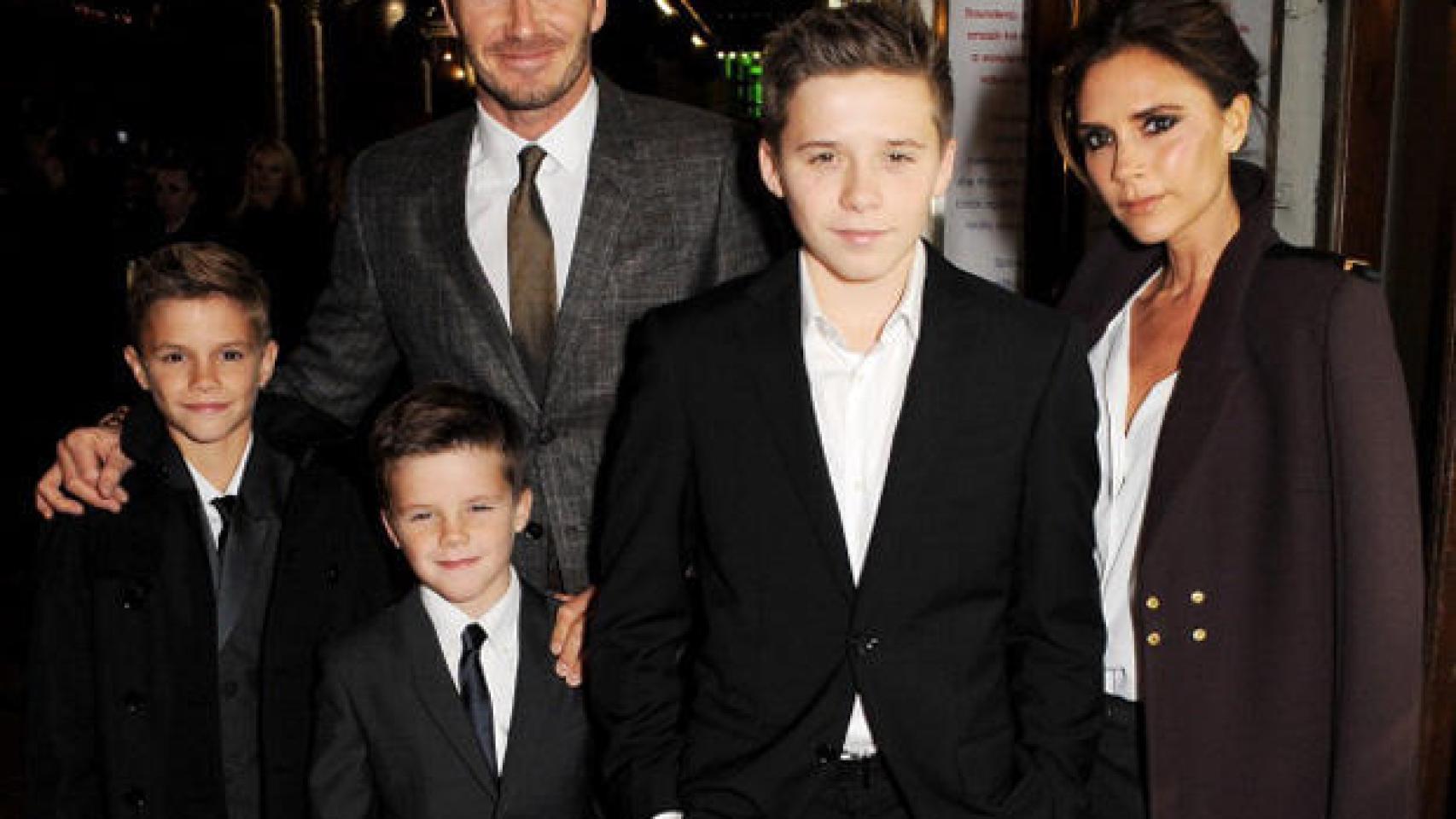 El matrimonio junto a sus tres hijos varones.